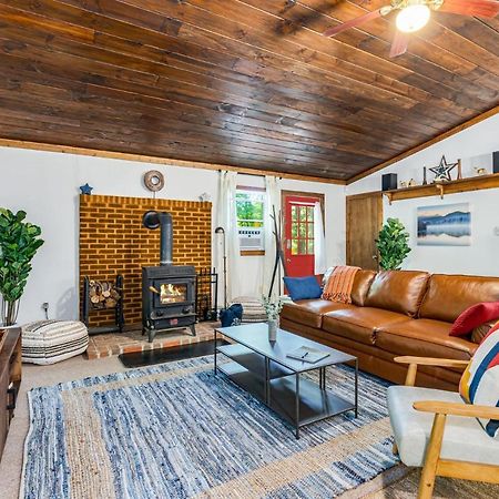 Secluded W Hot Tub, Fire Pit, Deck & Updated Wifi Great Cacapon Exterior foto