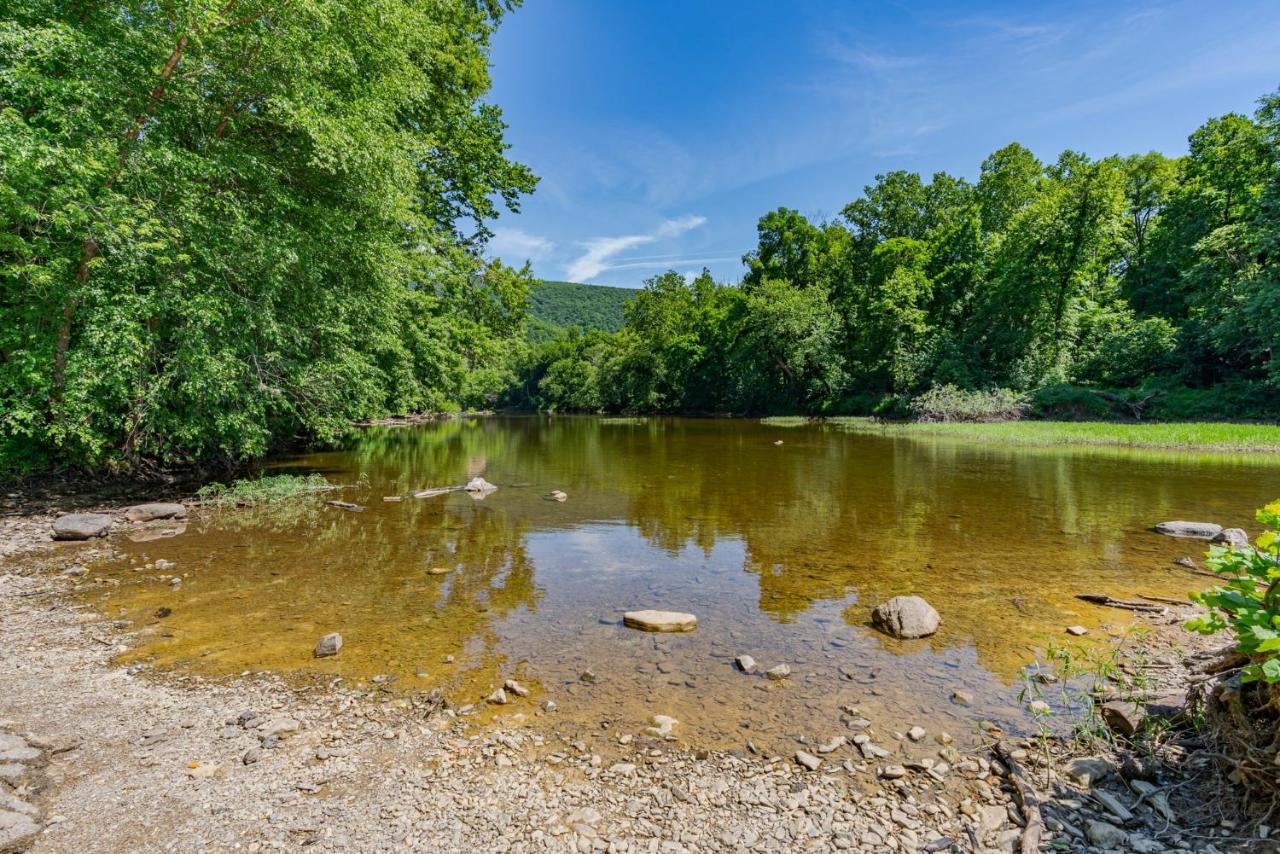 Secluded W Hot Tub, Fire Pit, Deck & Updated Wifi Great Cacapon Exterior foto