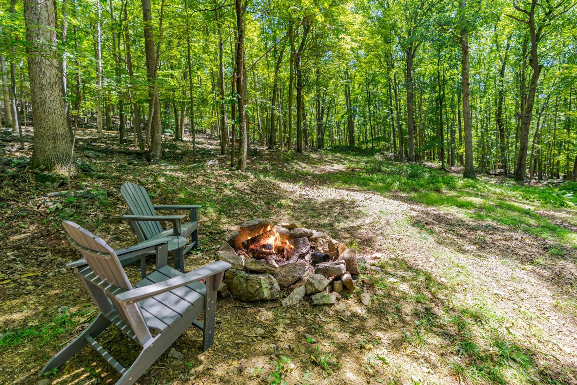 Secluded W Hot Tub, Fire Pit, Deck & Updated Wifi Great Cacapon Exterior foto
